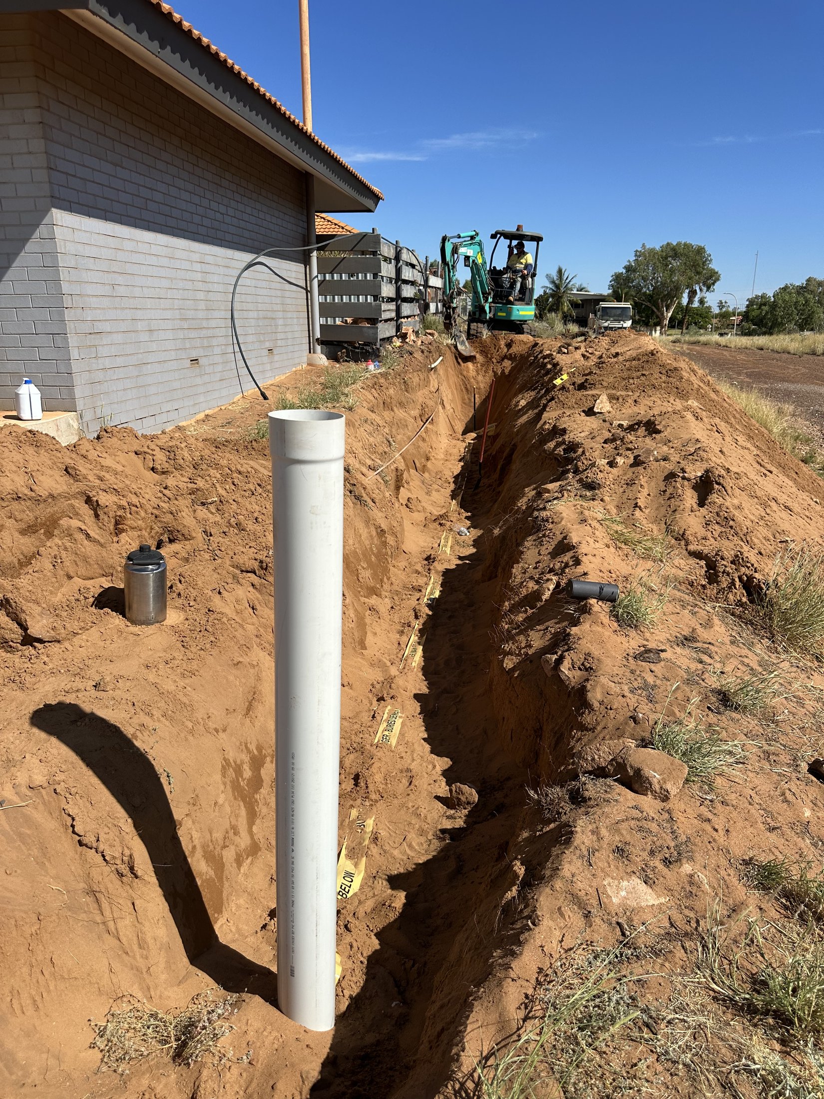 Deep sewer property connection with excavator on batter